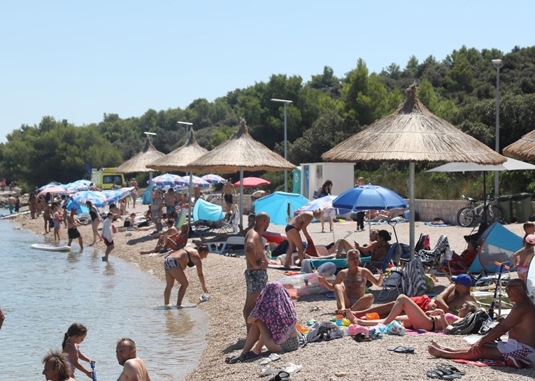 Slovenac podivljao na plaži na Murteru, prijetio dvojici Hrvata i Belgijcu. Uhićen je