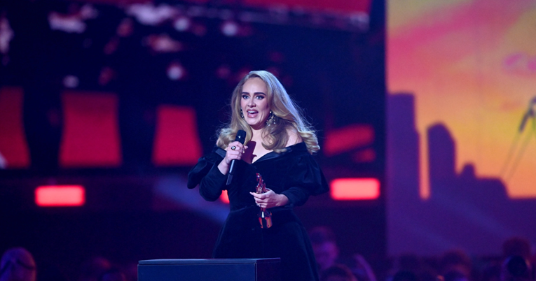 Adele na koncertu progovorila o mentalnom zdravlju: "Išla sam na pet terapija dnevno"