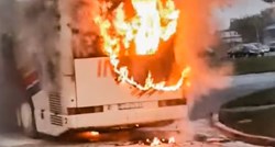 VIDEO Zapalio se bus u Đakovu, nema ozlijeđenih