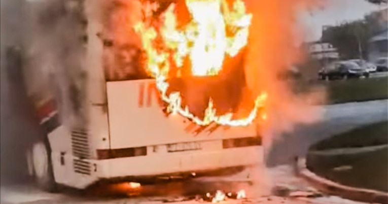 VIDEO U Đakovu se zapalio bus