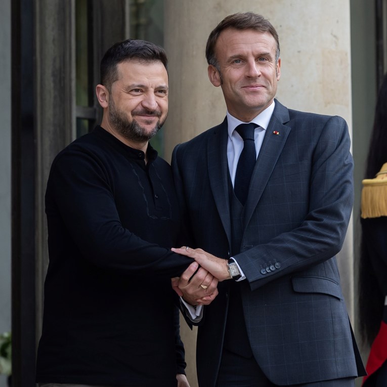Macron: Zelenski ne može pristati na primirje dok rakete padaju na Kijev