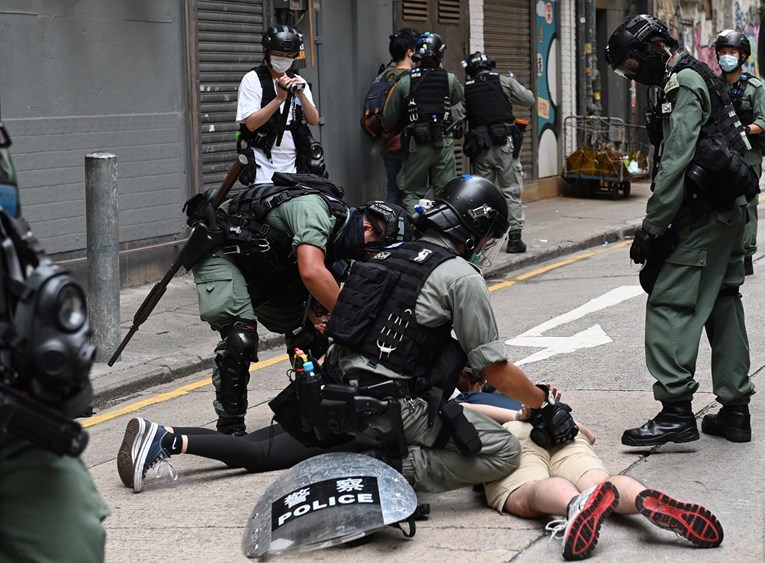 U Hong Kongu na prosvjedu zbog novog zakona o sigurnosti uhićeno 300 ljudi