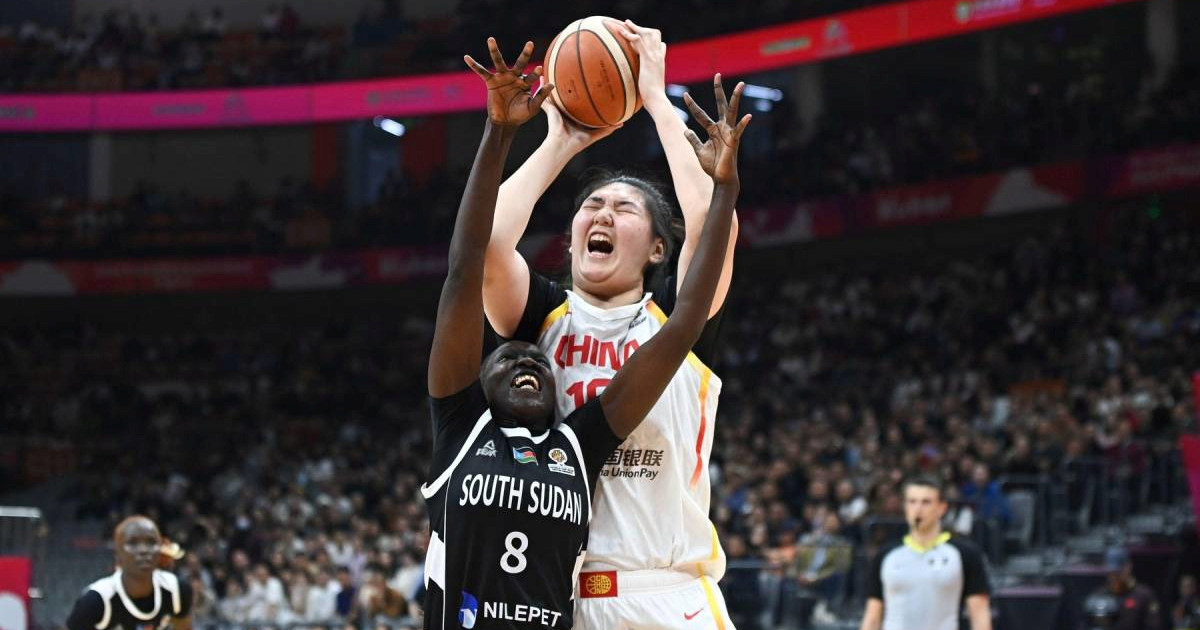 VIDEO Kineska košarkašica tinejdžerica ima 220 centimetara. Dominira pod košem