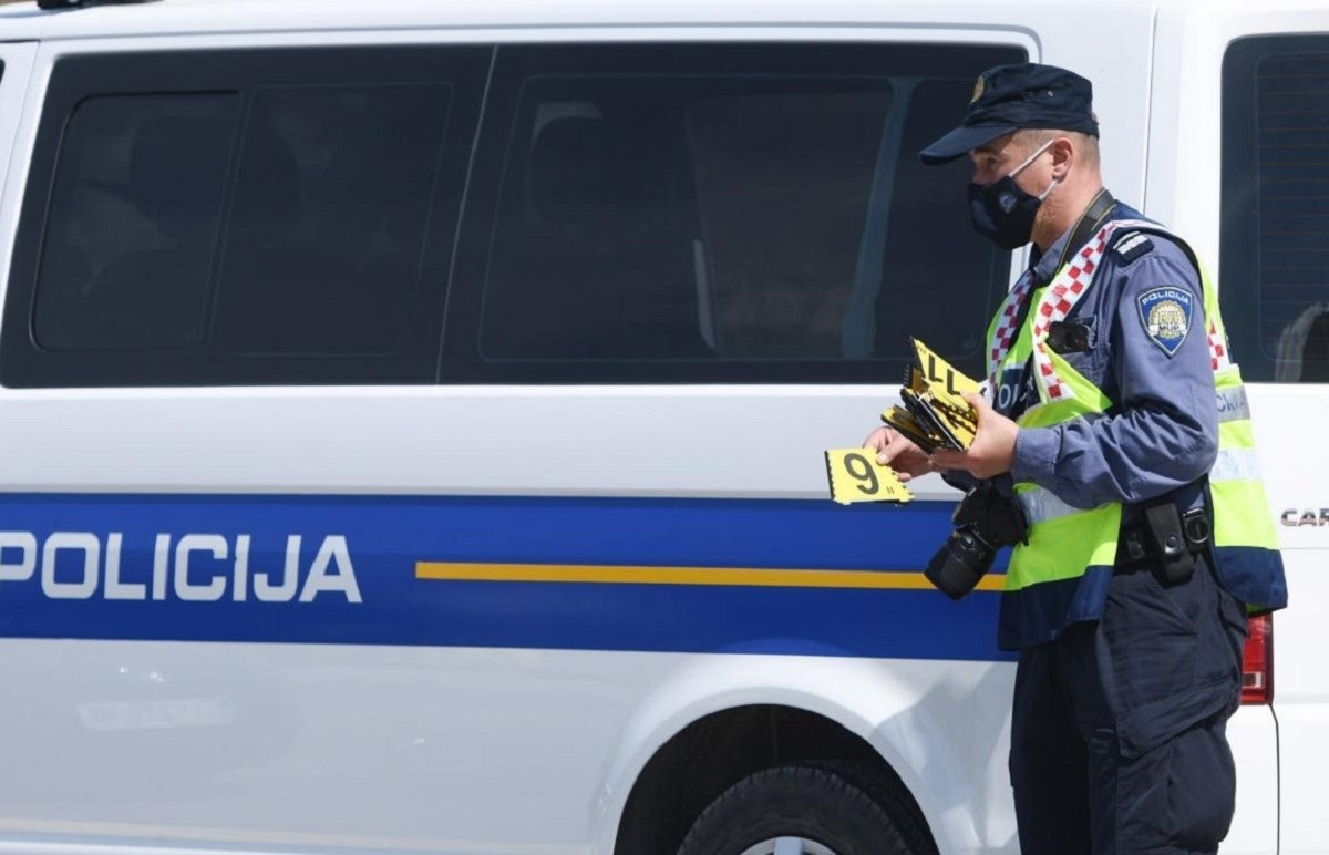 Detalji teške nesreće kod Udbine. Nakon nesreće se zapalio auto, umro čovjek u njemu