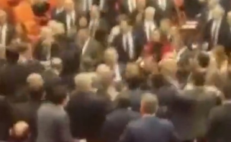 Masovna tučnjava u turskom parlamentu zbog Erdogana, pogledajte snimku
