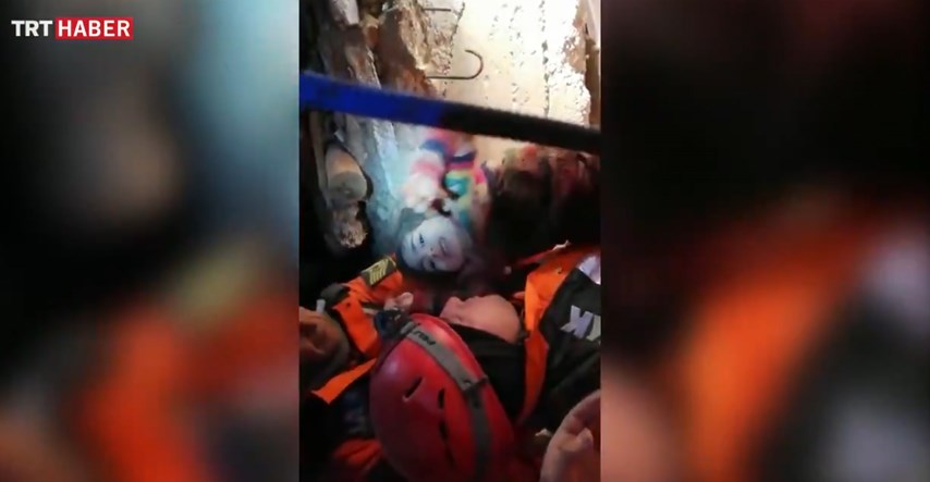U potresu u Turskoj 29 mrtvih. Nakon 24 sata iz ruševina izvukli malu curicu