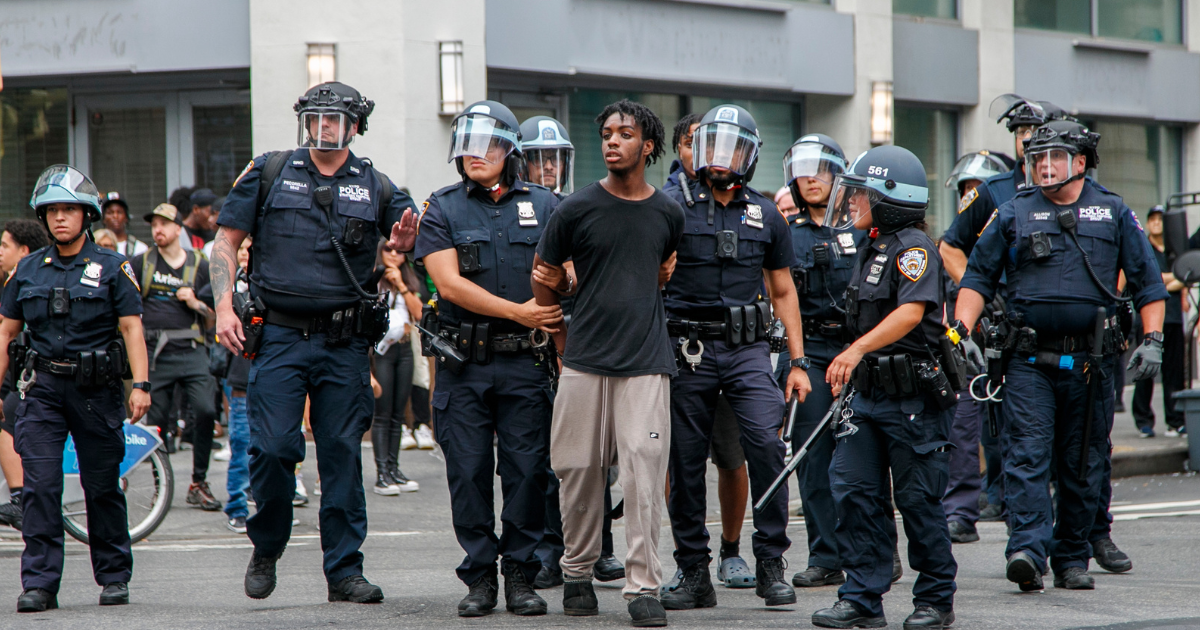 Kaos na Manhattanu: Uhićen popularni influencer, njegovi obožavatelji bacali boce