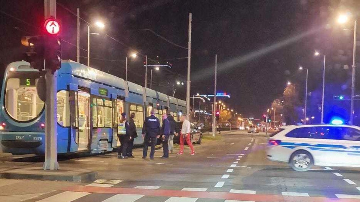 VIDEO I FOTO BMW-om se zabio u stup i tramvaj u centru Zagreba