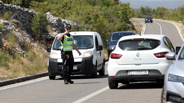 Sudar u Pločama s troje ozlijeđenih. Auto sletio ispod ruba kolnika na dubinu od 5 m