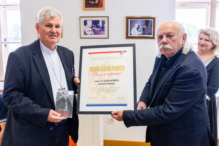 Osuđenik za blud nad tinejdžericom dao plaketu biskupu koji je ljubio ruku zločincu