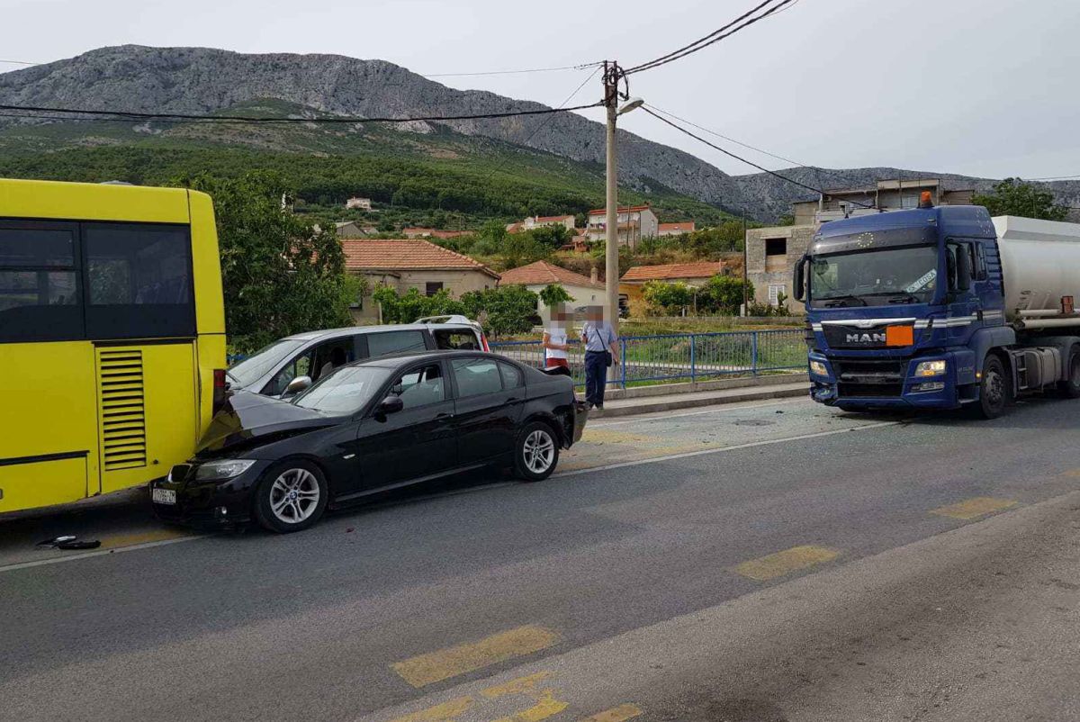 FOTO Kamion u Solinu udario dva auta i zabio ih u autobus