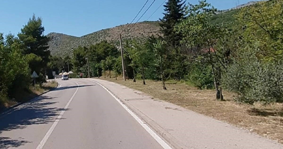Stranci kod Splita šetali uz cestu. Tip stao uz njih na motoru i pokazivao im pištolj