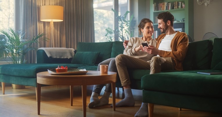 Trebaju li partneri znati šifre za mobitel? Stručnjaci kažu: "Da, ali..."