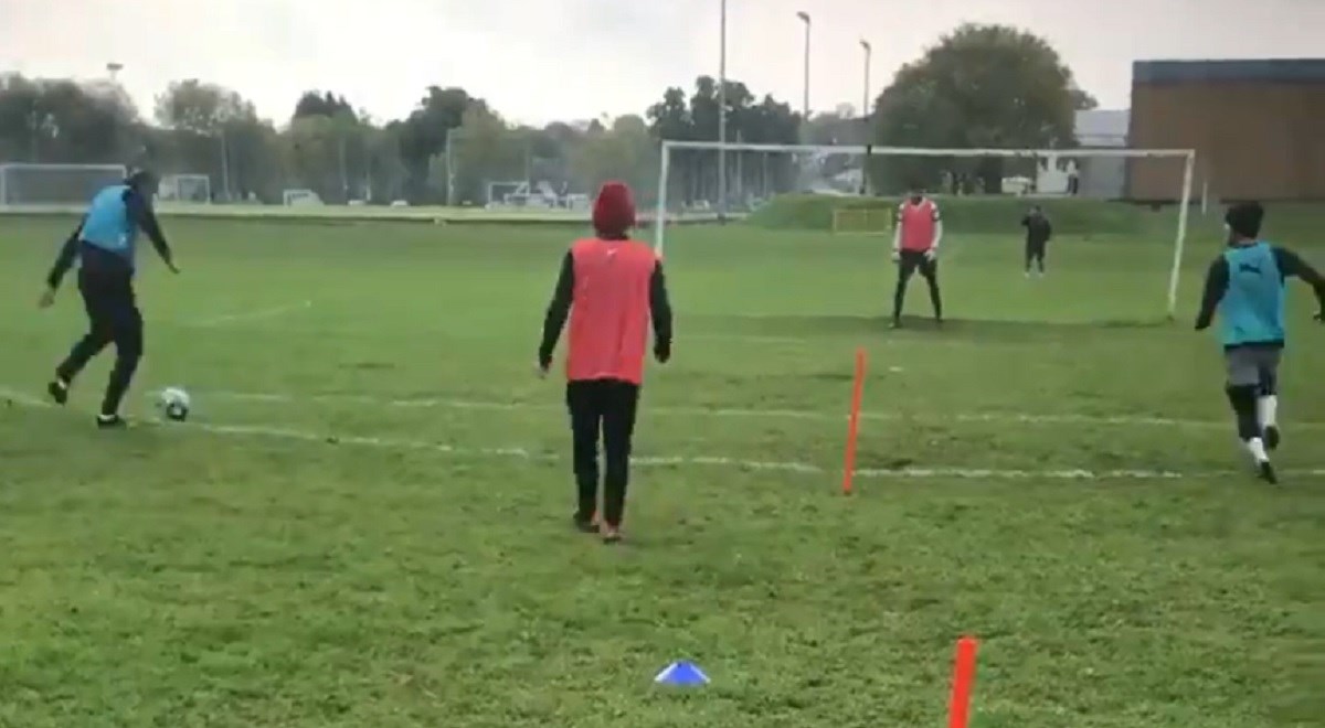 Deset godina igrao je za Arsenal, a sada trenira u parku i traži novi klub