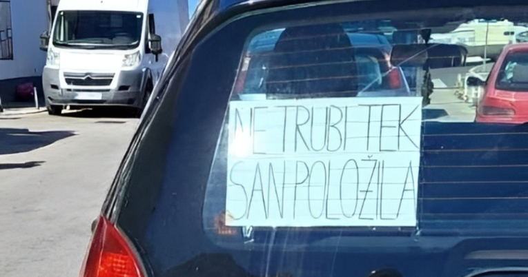 Dalmatinka nasmijala Fejs natpisom na autu. Ljudi joj pišu: "Možeš se udati"