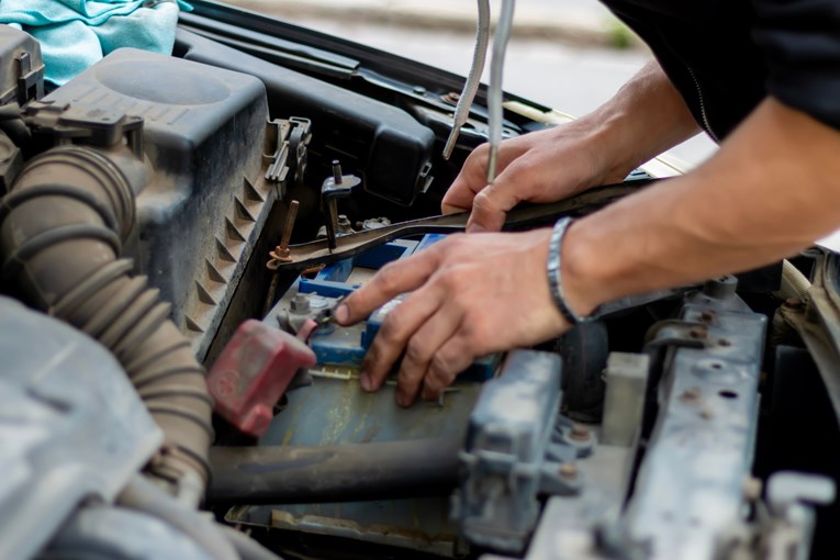 Kako prepoznati da je akumulator pri kraju?