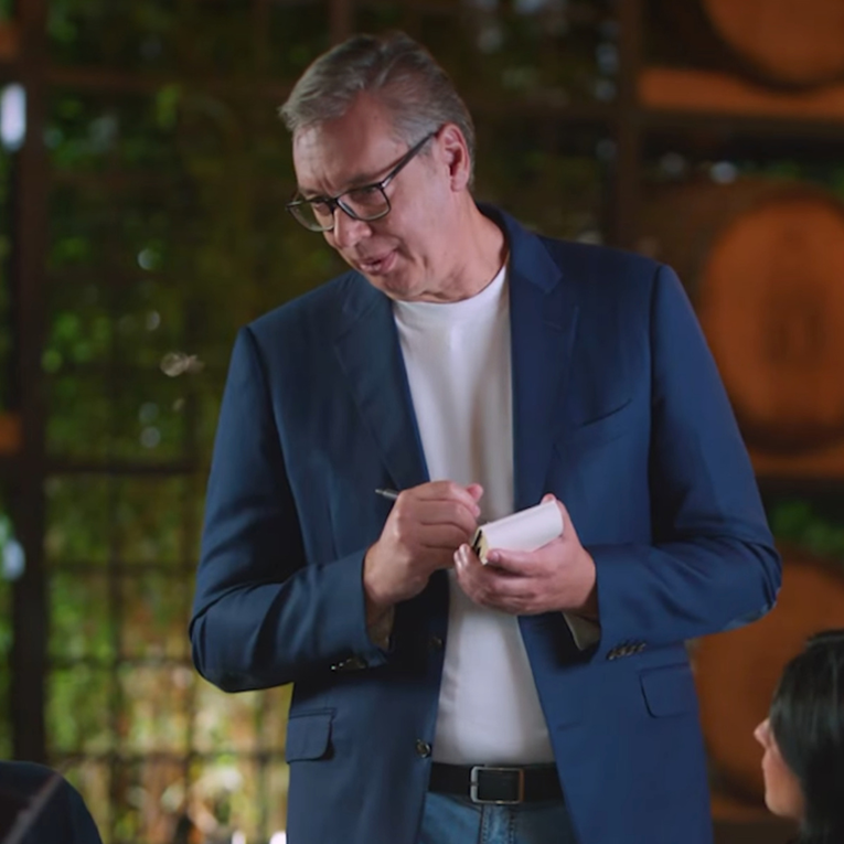 VIDEO "Što ćete za desert?": Vučić objavio prvi predizborni spot, glumi konobara