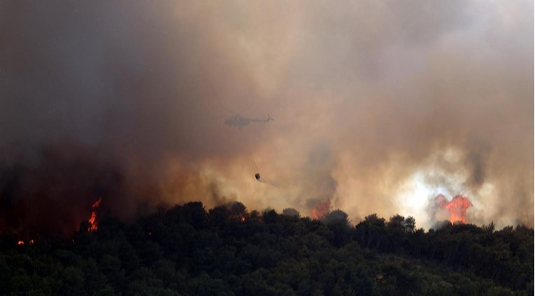 VIDEO Ogroman požar na Čiovu gorio preko 7 sati. Kuće pune pepela, turisti bježali...