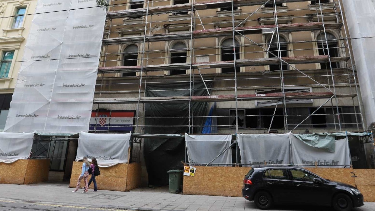 FOTO Opet se urušava zgrada u zagrebačkoj Jurišićevoj. Sad je pao strop dućana