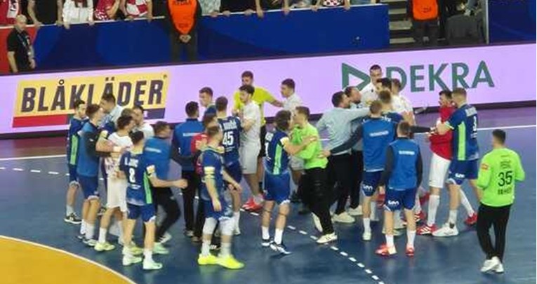 VIDEO Zaiskrilo između Slovenaca i Hrvata, skoro tučnjava na terenu u Areni