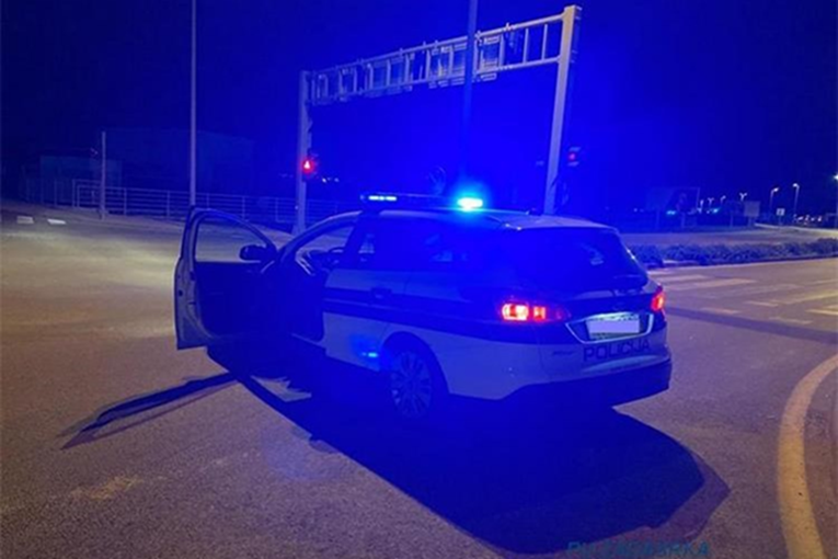 Mladić (19) ukrao auto na parkiralištu u Zadru pa bježao policiji