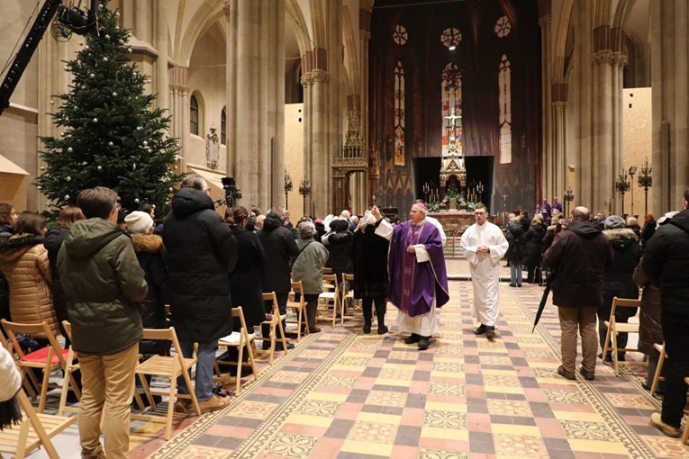 Održana prva zornica u obnovljenoj Zagrebačkoj katedrali. "Zahvalimo za obnovu"