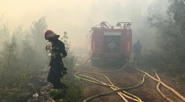 Lokaliziran je veliki požar kod Imotskog