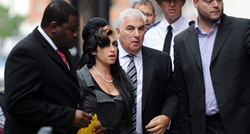Otac Amy Winehouse tuži njene prijateljice. Prodale su stvari pjevačice i uzele novac