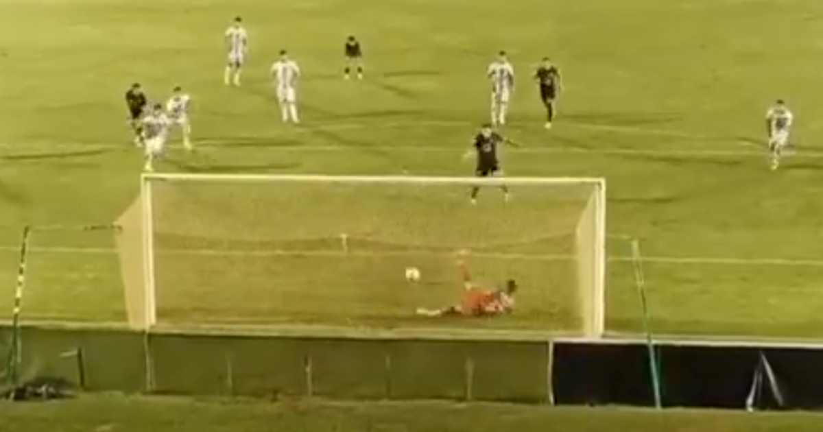 VIDEO Najbizarniji gol sezone. Promašio penal pa zabio na nevjerojatan način