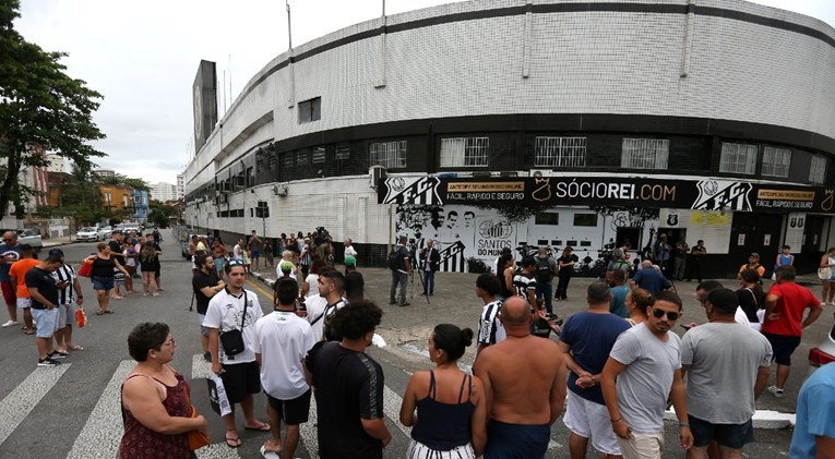 Peleov lijes dopremljen na Santosov stadion