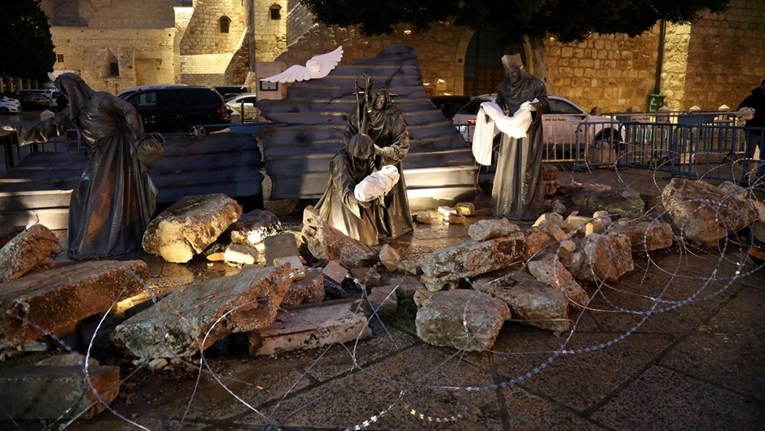 Sumorno božićno bdjenje u Betlehemu. Umjesto jaslica ruševine i bodljikava žica