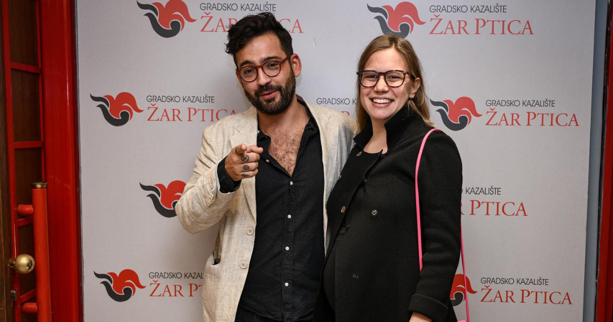 Buga Marija Šimić nasmijana pokazala trudnički trbuh na premijeri predstave u Zagrebu