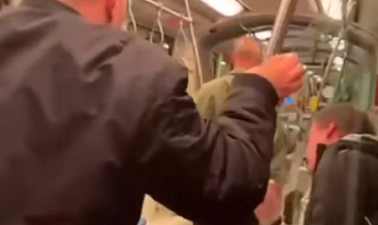 UZNEMIRUJUĆI VIDEO U tramvaju u centru Zagreba brutalno namlatili mladića. Uhićeni su