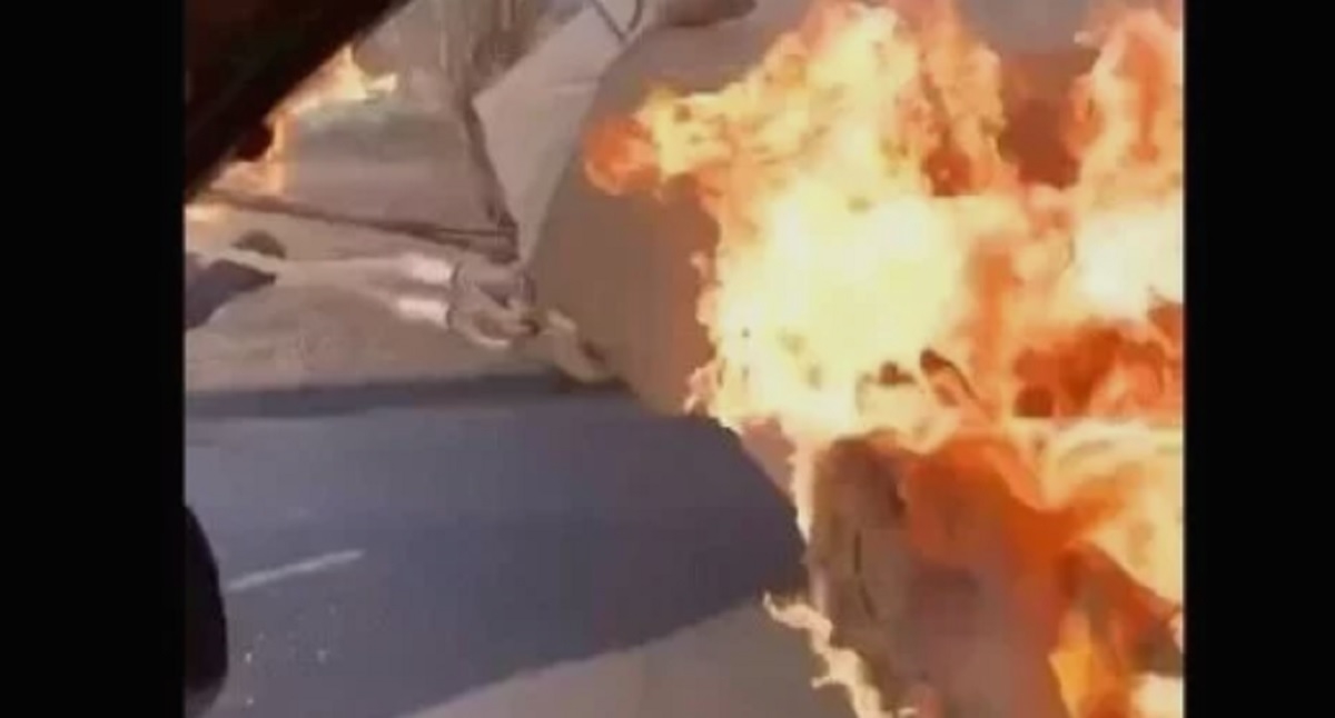 Kijevski novinar objavio snimku: Žena iz automobila baca Molotovljev koktel na tenk