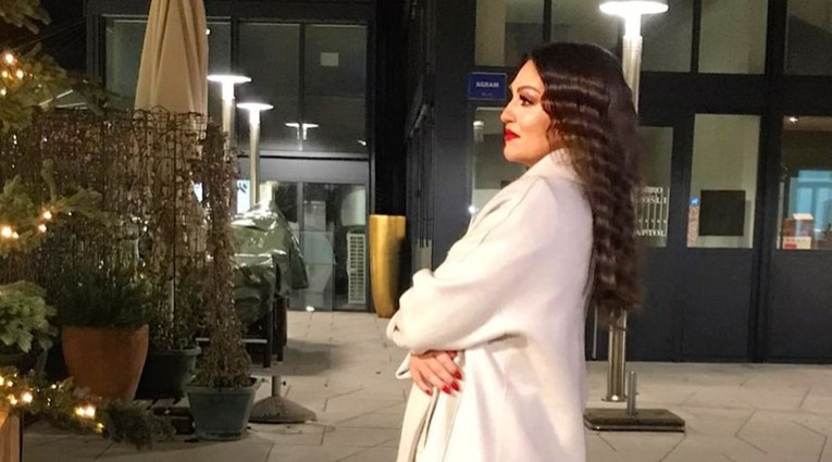 Nina Badrić čekala na ulici u elegantnom izdanju, fanovi se ne mogu nadiviti