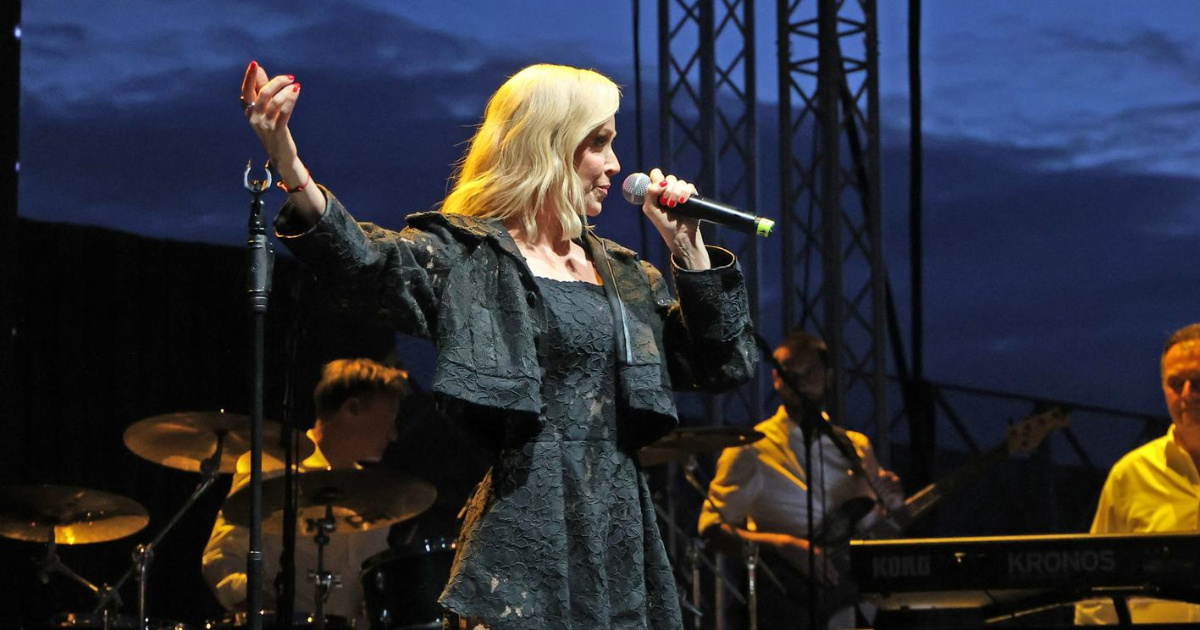 Jelena Rozga zablistala u crnoj haljini na koncertu u Šibeniku