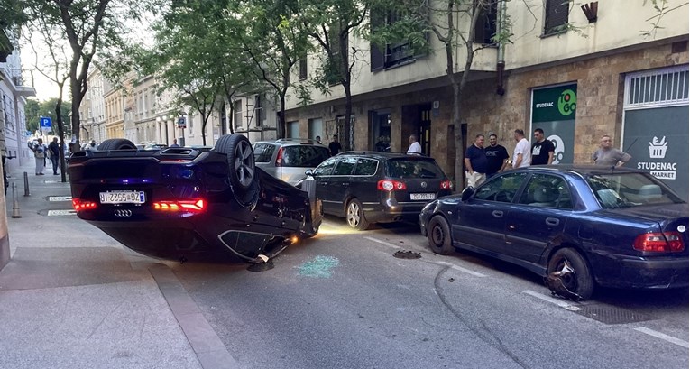 Audijem u Zagrebu naletio na parkirani auto pa završio na krovu. Bio je jako pijan
