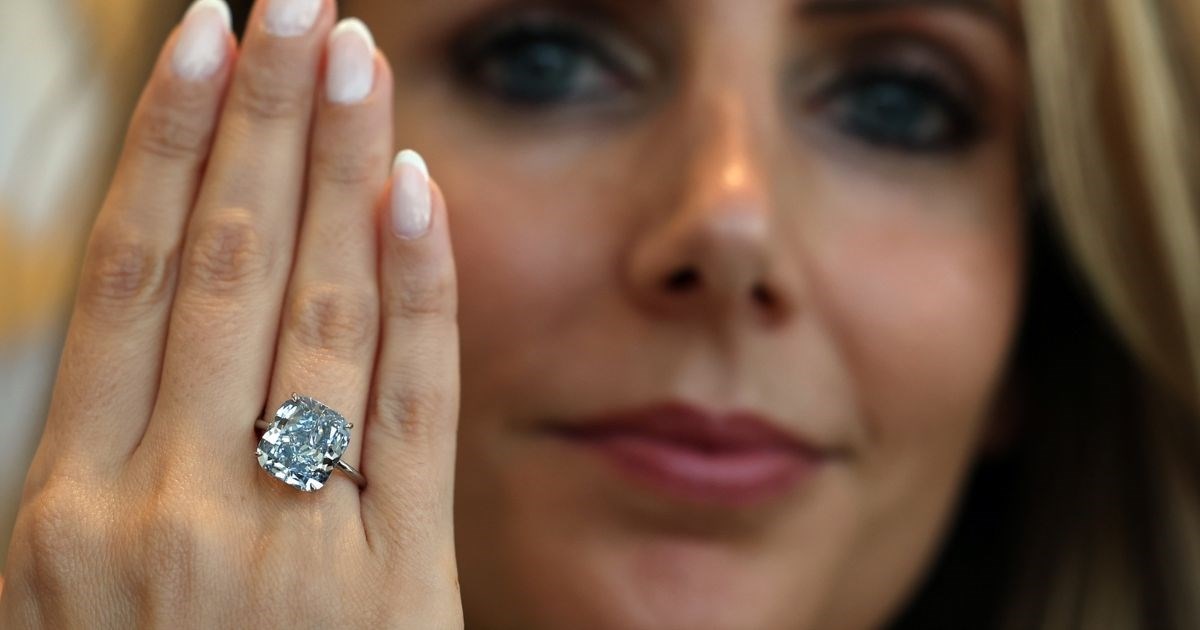 Rijedak plavi dijamant na dražbi prodan za 19 milijuna eura