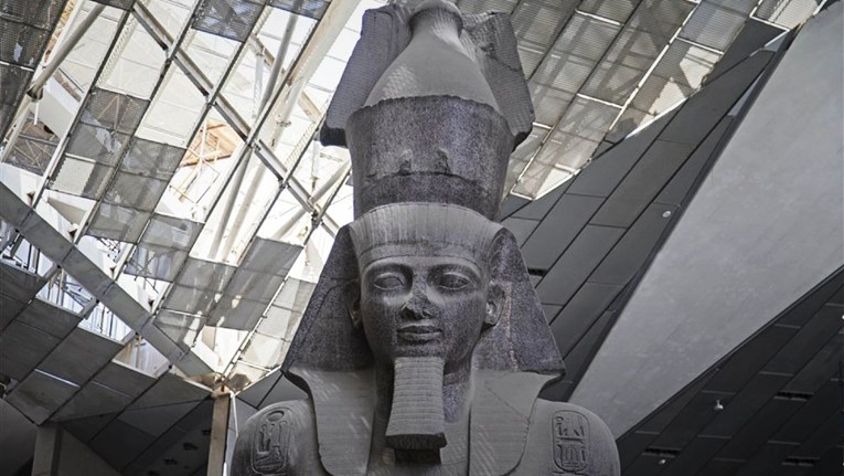 Kranom pokušali ukrasti kip Ramzesa II. težak deset tona