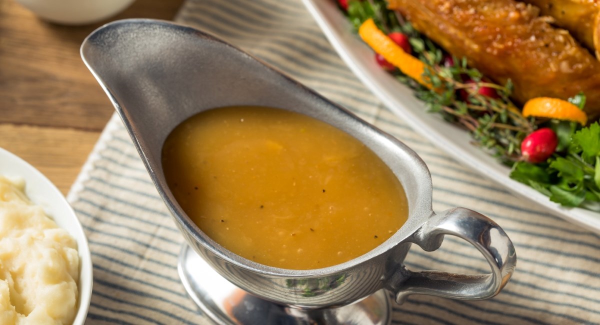 Napravite jednostavan domaći umak od pečenja piletine od svega nekoliko sastojaka