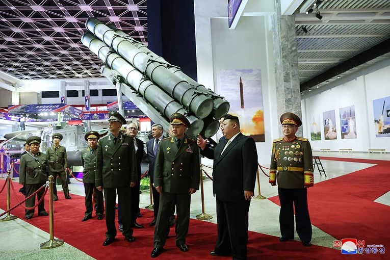 Sjeverna Koreja pokazala najnovije rakete koje mogu pogoditi bilo koji cilj u SAD-u