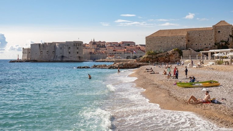 Na popularnoj plaži u Dubrovniku još uvijek ima onih koji se kupaju