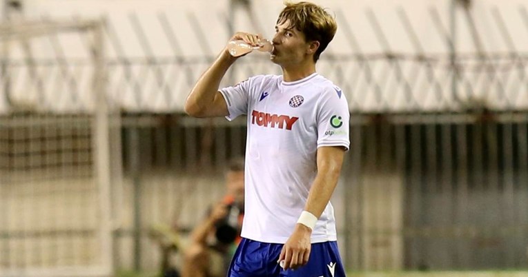 Bio je junak Hajduka u pobjedama nad Dinamom i Rijekom. Zbog ozljede propušta PAOK