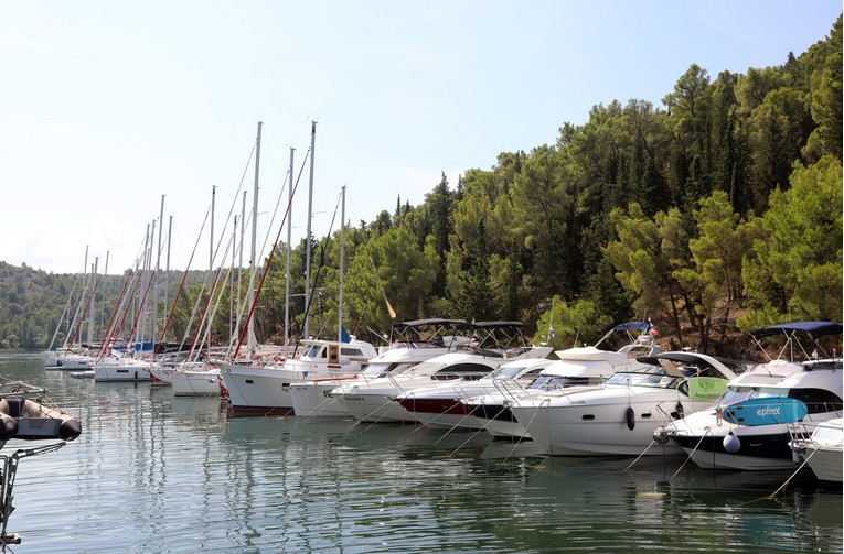 Vlada traži niže cijene u turizmu. Državna tvrtka digla cijene vezova