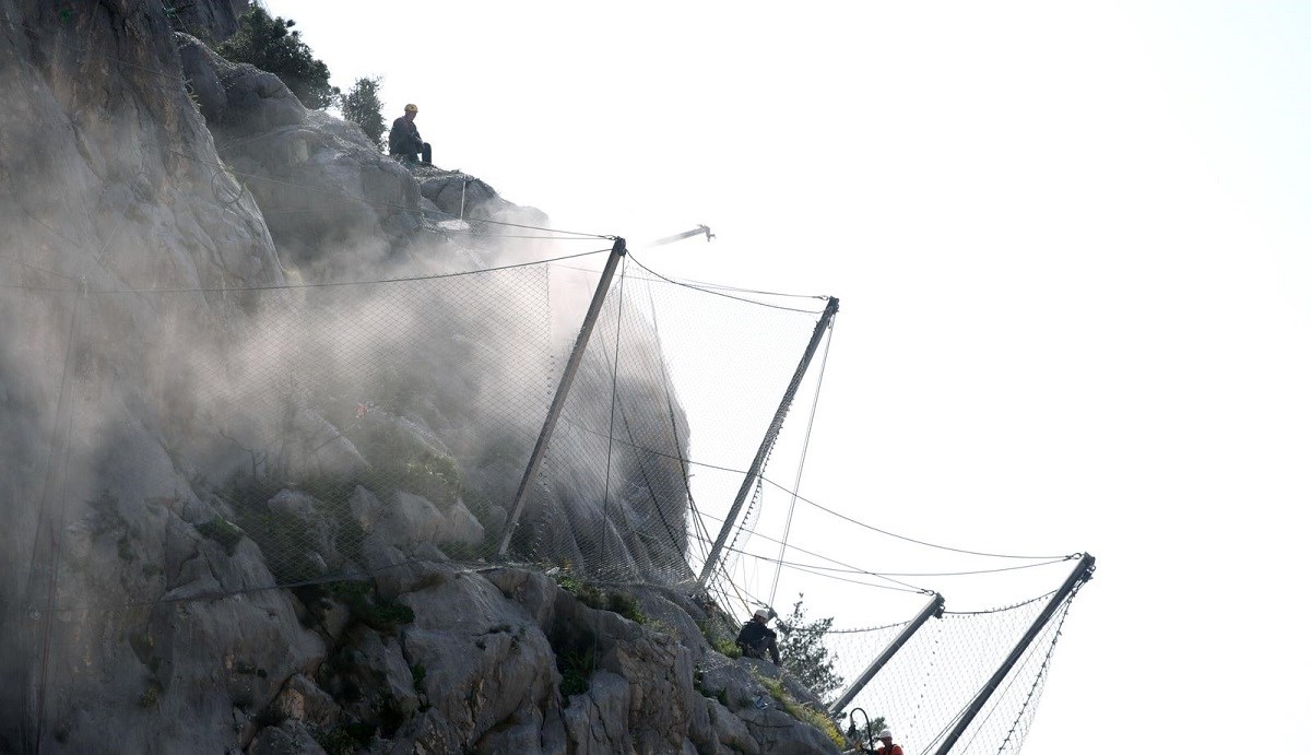 Alpinisti nastavljaju s uklanjanjem nestabilnih stijena u omiškom zaleđu
