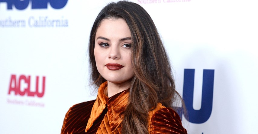 Selena Gomez uskladila novu boju kose s odjevnom kombinacijom