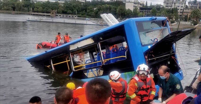 Autobus u Kini sletio u jezero. Poginula najmanje 21 osoba, stradali i maturanti