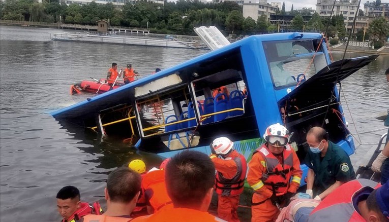 Autobus u Kini sletio u jezero. Poginula najmanje 21 osoba, stradali i maturanti