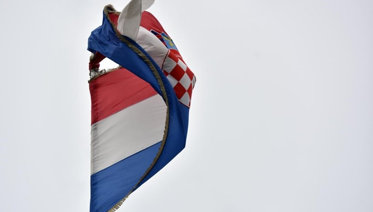 Mladić (18) zapalio hrvatsku zastavu, sve snimio i objavio. Završio u pritvoru