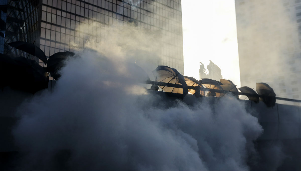 Nastavljaju se prosvjedi u Hong Kongu, policija koristi vodene topove i suzavac